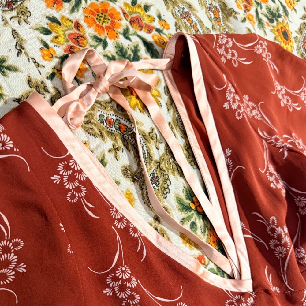 Cinq a Sept Rust & Pale pink Floral 100% Silk Tie Back Flutter Sleeve Blouse L - Picture 2 of 8